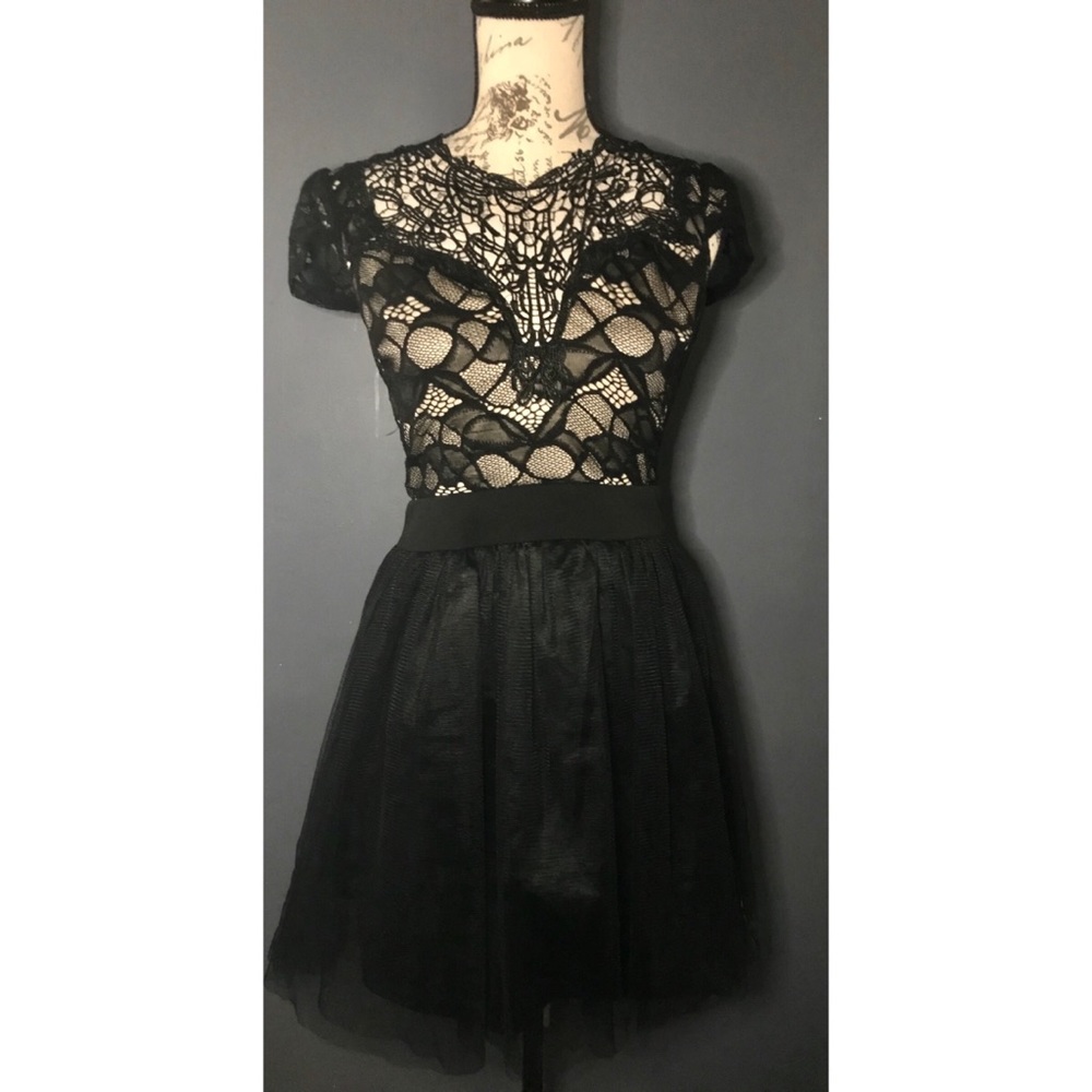 Windsor Black lace bodice short dress w cap sleeve